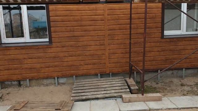 Как монтировать металлосайдинг L-брус в цвете золотой дуб?