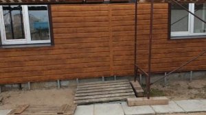 Как монтировать металлосайдинг L-брус в цвете золотой дуб?