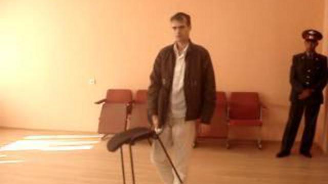 Член комиссии несёт стул смотреть онлайн