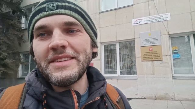 Очередная "узаконенная" парковка на тротуаре возле административного здания Челябинска смотреть онлайн