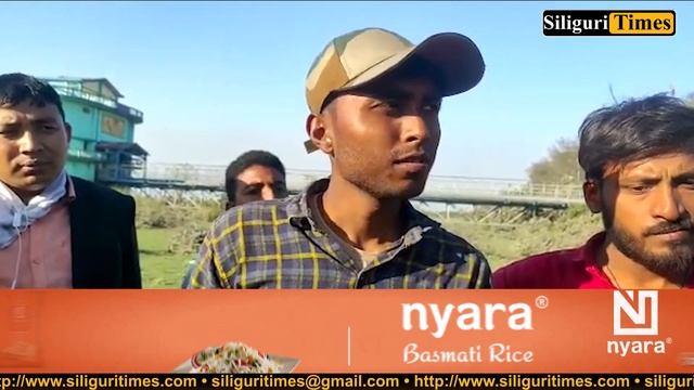 13-foot-long python rescued in Fulbari (Bangla) смотреть онлайн