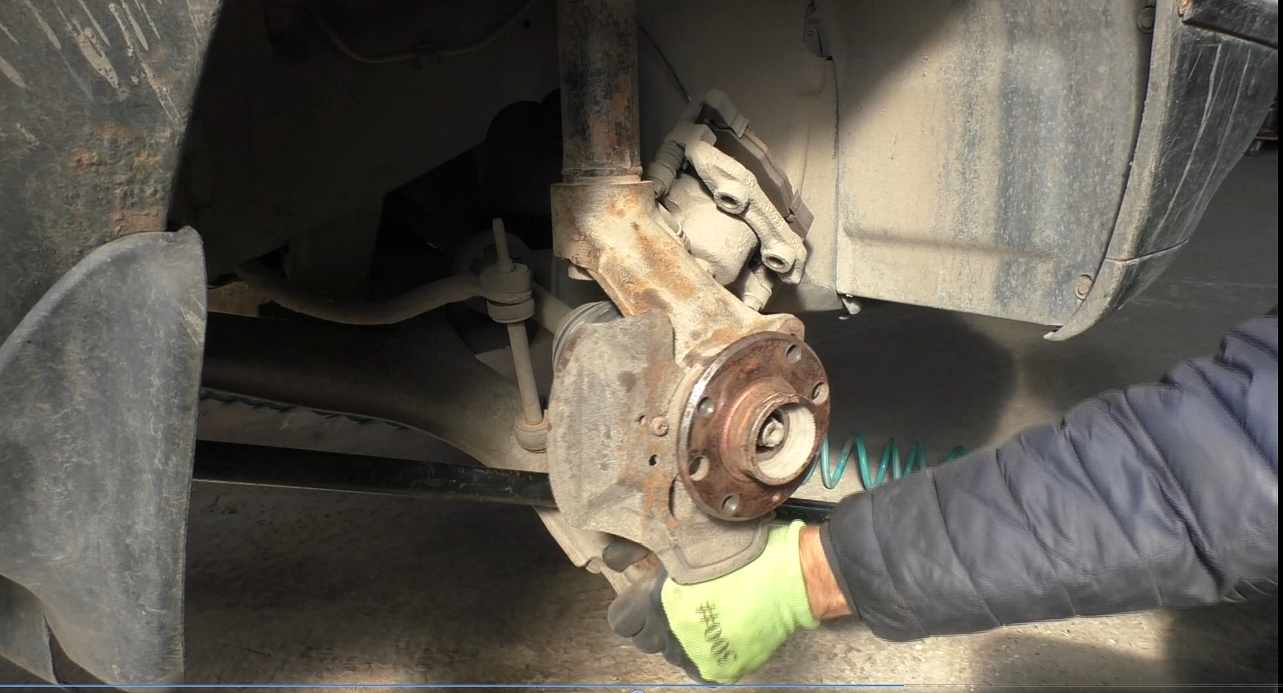 Замена картриджа передней стойки и подшипника ступицы  на Daewoo Nexia 1,5 Дэу Нексия 2003 2часть