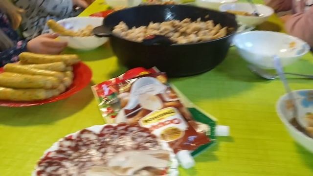 Обед многодетной семьи?Немного пахнет мясом смотреть онлайн