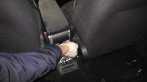 VW Polo Sedan - Как снять подлокотник