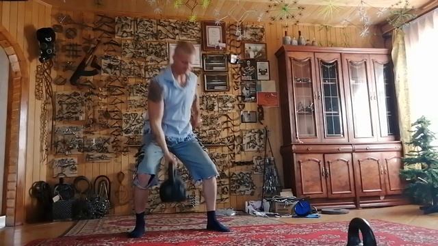 Гиря 32 кг. Не поднимал года 3 или 4. смотреть онлайн