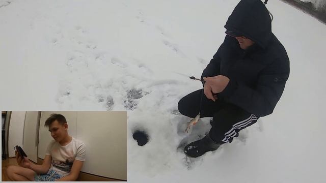 Батя жёстко порет окуня!! /КРУПНЫЙ ОКУНЬ на блесну!!! / Рыбалка по первому льду 2021! смотреть онлайн