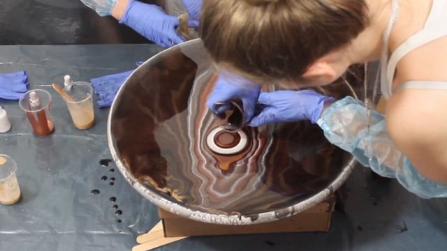 Процесс создания декоративного покрытия эпоксидной смолой . Resin Art . смотреть онлайн