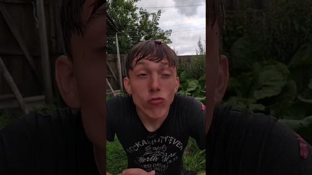 Я сижу на кухне, хаваю борщ