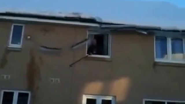 Почистил снег с крыши PixDayru) смотреть онлайн