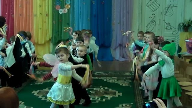 Весенний утренник. младшая группа. выход.