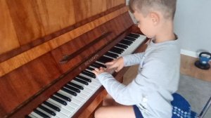 🎶🎹 Ребёнок играет музыку из Roblox Doors на пианино! ⭐🚪