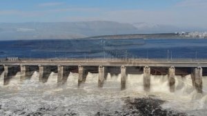 Сброс воды на Жигулёвской ГЭС / река Волга / Russia