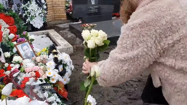 награда на могиле Юры Шатунова  / 22 марта 2023 ? ПОМНИМ ? Белые розы и поклонники