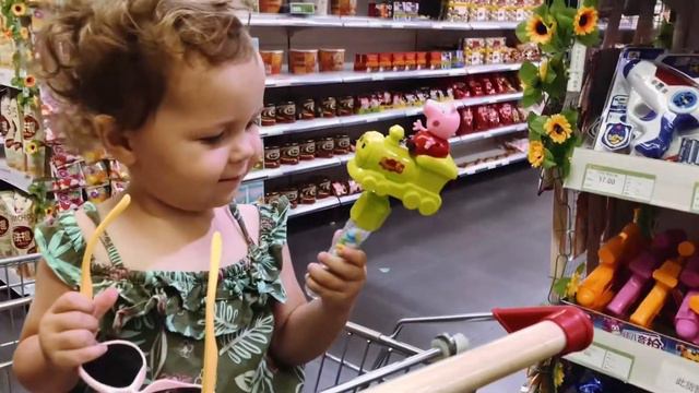 Выбираем необычные игрушки и сладости в Китае. Мир Элли смотреть онлайн