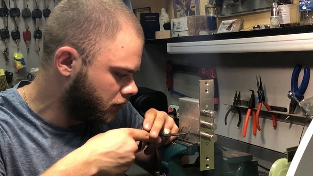 Вскрытие сувальдного замка наборным ключом смотреть онлайн