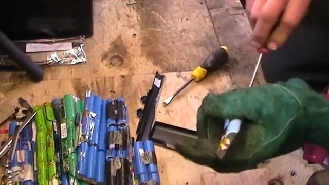DIY TESLA Battery Pt 1 -Recycling lithium ion batteries for Off Grid Solar 14-06 смотреть онлайн