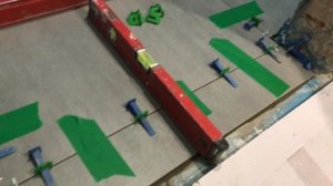 ?Как класть плитку на неровный пол??Кривое основание