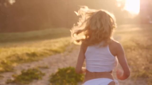 Lindsey Pelas running Slo Mo смотреть онлайн