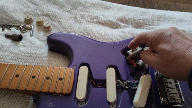 Replacement of a stratocaster pickguard смотреть онлайн