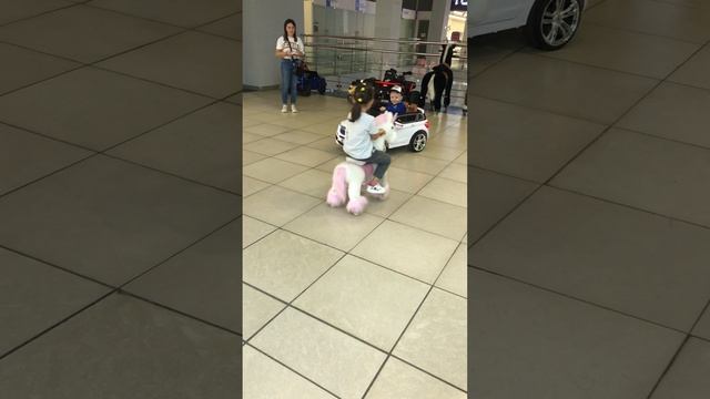 Выходной в ТЦ катаюсь на лошадке Никита на машине .