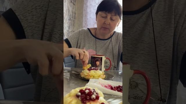 Самый вкусный вензель в мире с клюквой от дочери .Уж мне тяжело угодить с выпечкой .01.10.23. смотреть онлайн