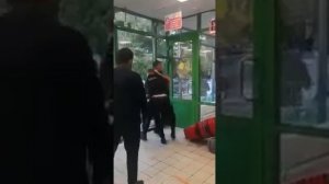 Драка охранника и вора в пятерочке