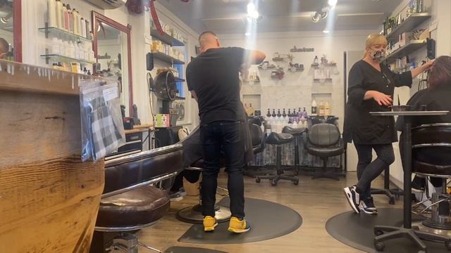 НОВАЯ СТРИЖКА МАМЫ / ПЕРВЫЙ ОПЫТ В АМЕРИКАНСКОМ САЛОНЕ #америка #сша #короткаястрижка #влог #салон смотреть онлайн