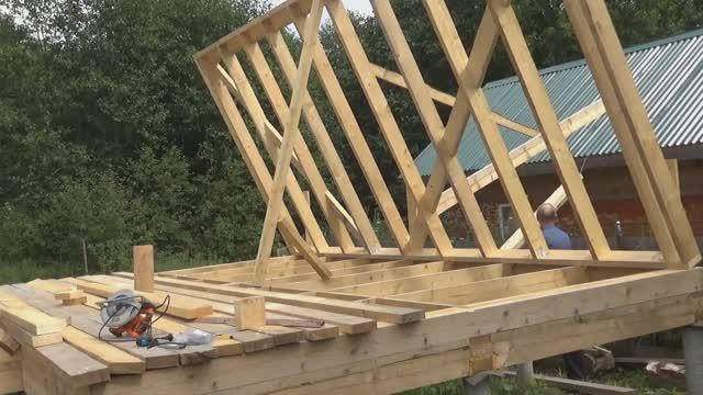 Строим каркасный дом для проживания своими руками (ч.12). Подъем второй каркасной стены лебедкой смотреть онлайн