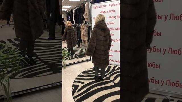 Шуба из норки с капюшоном, модель «Рубашка», цвет под мех соболя смотреть онлайн