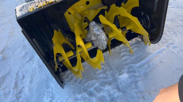 Снегоуборщик Champion 656. Первые впечатления. Чищу участок.