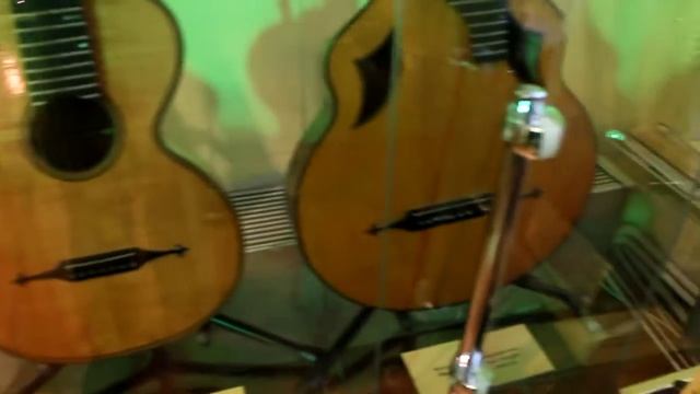 Выставка старинных коллекционных гитар Ивана Бариева,в коллекции 115 гитар. смотреть онлайн