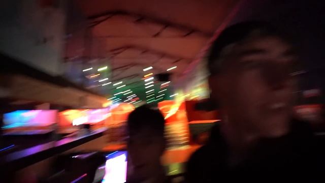 ATRAPADOS EN UN PARQUE DE TRAMPOLINES POR LA NOCHE NOSOTROS SOLOS! смотреть онлайн