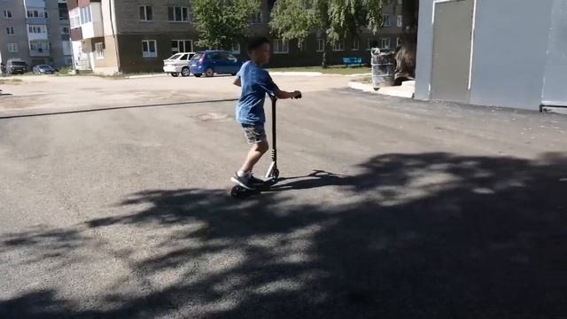 КАТКА НА САМОКАТЕ?? смотреть онлайн