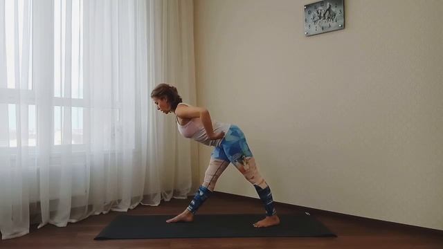 Паршвоттанасана (поза интенсивного бокового вытяжения) смотреть онлайн