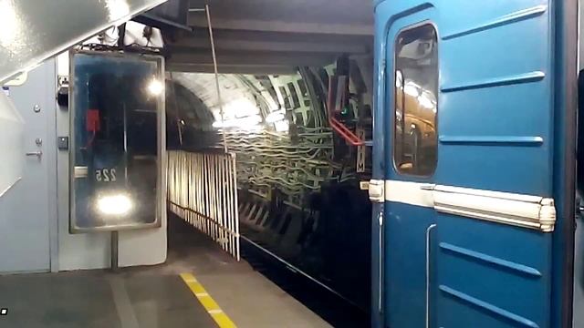 СПБ Метро: Состав типа 81-717/714 «Номерной», на станции: «Невский Проспект». смотреть онлайн