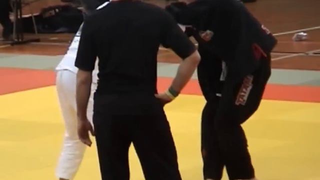 BJJ SM 2012 - Men White Belts -64Kg - Tobias Olenius vs. Ville Koskela смотреть онлайн