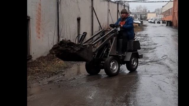 Обзорчик минипогрузчика на гидроходу с челюстным ковшом. смотреть онлайн