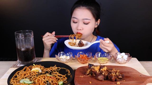 Roey eating/Mukbang)SUB/Noodles with Meat Ribs in Sauce/ASMR eating sounds смотреть онлайн