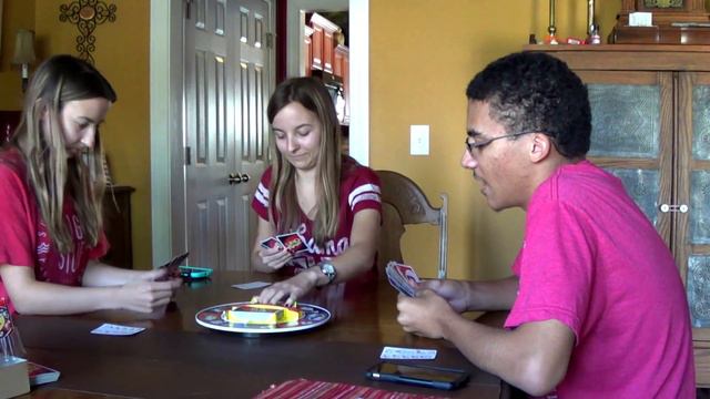 Playing Uno Spin смотреть онлайн