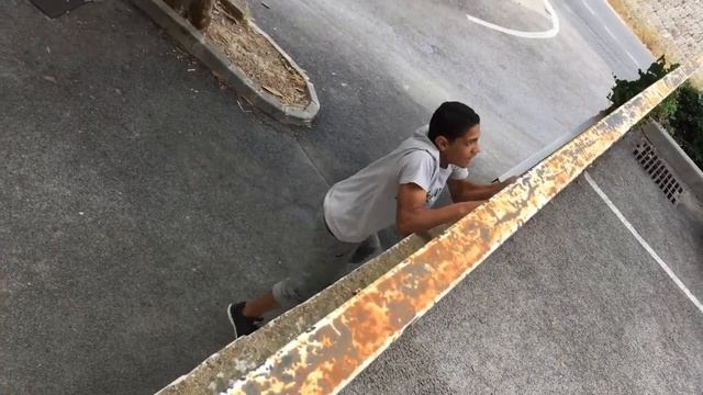 J’escalade un mur de 3 m vue d'en haut смотреть онлайн