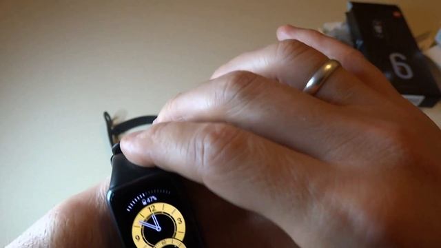 Видеообзор-сравнение двух фитнес трекеров Huawei Band 6 и Xiaomi Mi Band 6 смотреть онлайн
