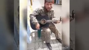 Слепой парень поет песню журавли