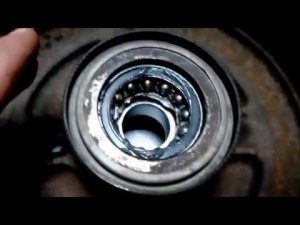 Меняем ступичный подшипник на Рено Логан своими руками в гараже