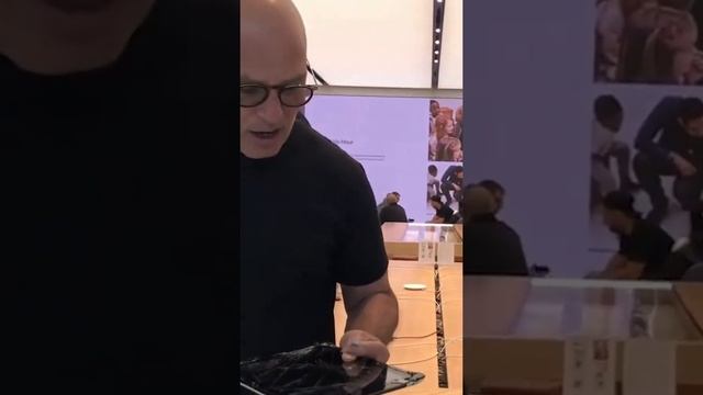 Broken IPad prank at Apple Store with my dad - Howie Mandel смотреть онлайн