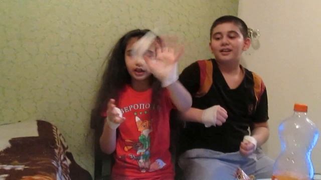 Челлендж без большого пальца, Aйнур и Кянан. смотреть онлайн