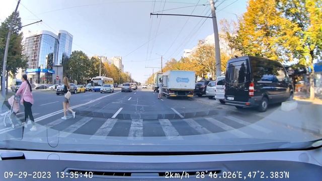 Пешеходный переход. Мама с коляской. смотреть онлайн