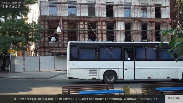 На перекрестке перед Военным спуском эвакуатор оборвал провода и фонари освещения смотреть онлайн