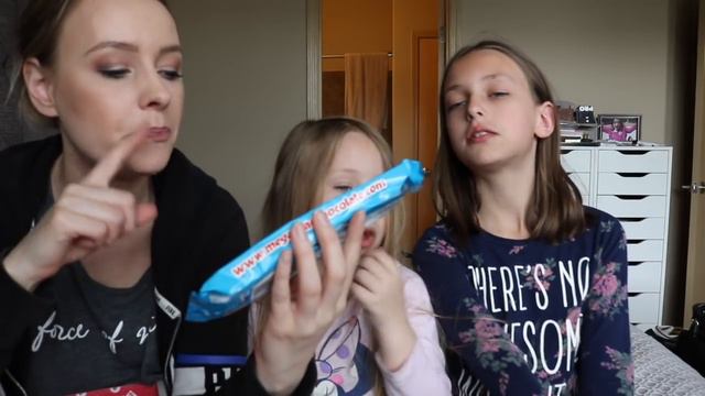 MunchPak Unboxing & Taste Test With My Girls! смотреть онлайн