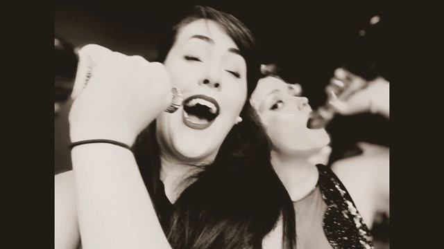 'Livin La Vida Loca' played by The Old World News смотреть онлайн