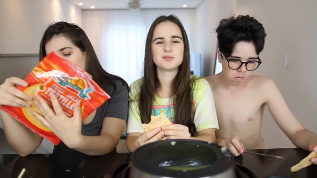 DESAFIO DO FONDUE DE CHOCOLATE BRANCO!!!! 😝 FONDUE CHALLENGE смотреть онлайн